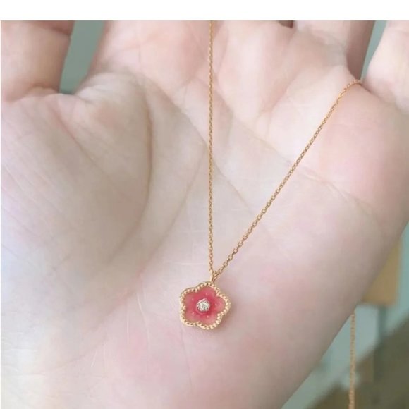 Small Peach Blossom Necklace for Women Sweet Delicate Gold Color Clavicle Chain - Picture 3 of 8